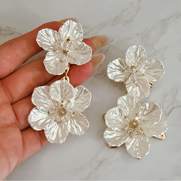 Pearly flower crystal dangle 3” earrings pearl gold plated - Picture 3 of 6